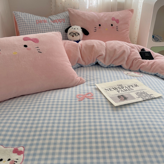 91家纺网 家纺一手货源 找家纺 顾里家纺 2025新款格子猫咪毛巾绣牛奶绒套件 蓝格猫咪