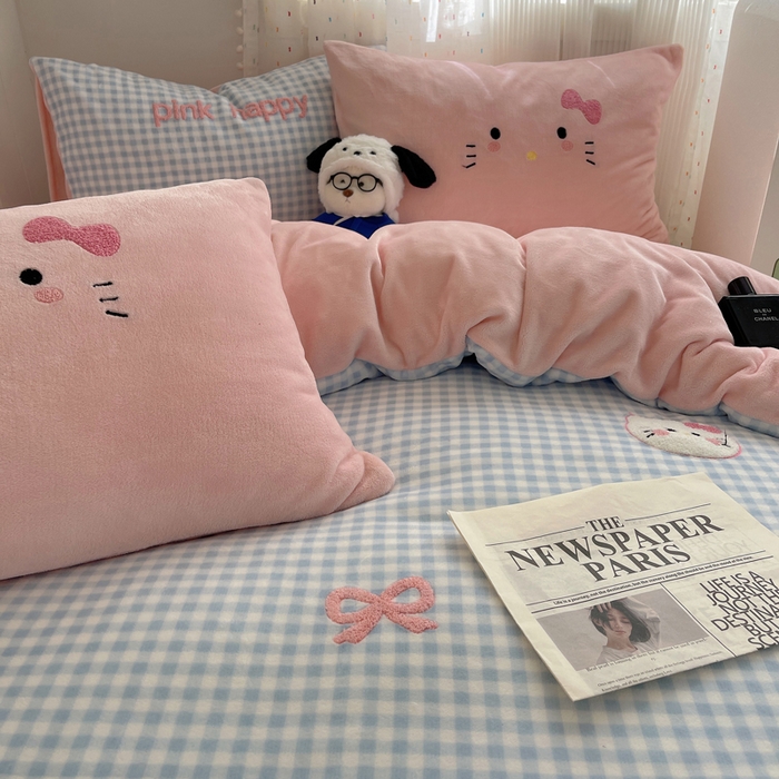 91家纺网 家纺一手货源 找家纺 顾里家纺 2025新款格子猫咪毛巾绣牛奶绒套件 蓝格猫咪