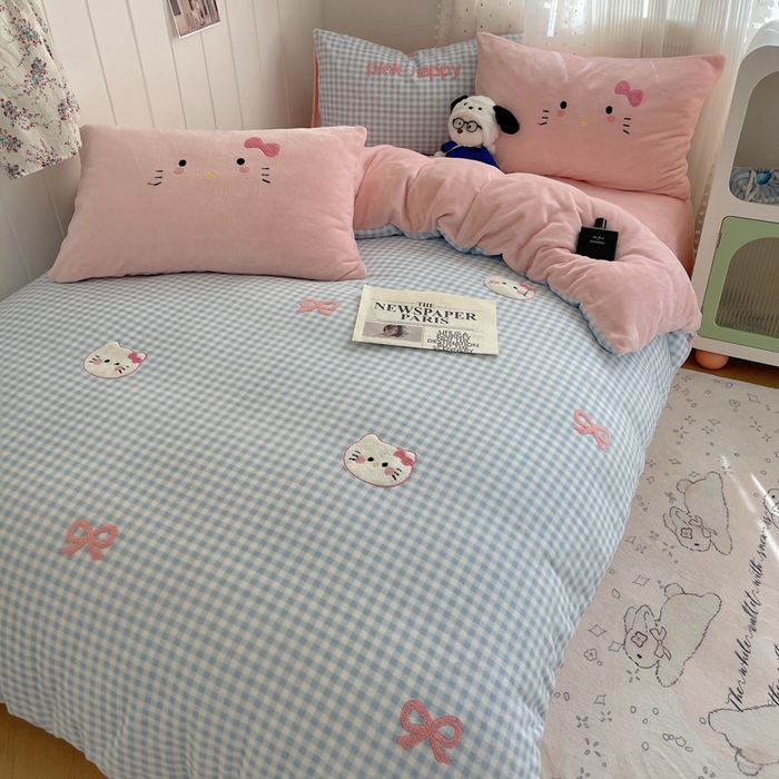 91家纺网 家纺一手货源 找家纺 顾里家纺 2025新款格子猫咪毛巾绣牛奶绒套件 蓝格猫咪