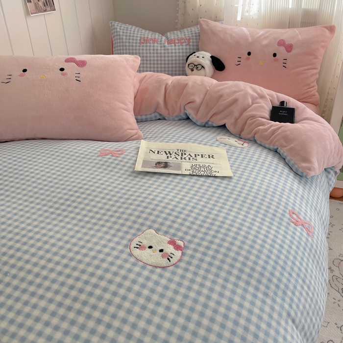 91家纺网 家纺一手货源 找家纺 顾里家纺 2025新款格子猫咪毛巾绣牛奶绒套件 蓝格猫咪