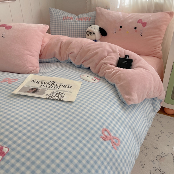 91家纺网 家纺一手货源 找家纺 顾里家纺 2025新款格子猫咪毛巾绣牛奶绒套件 蓝格猫咪