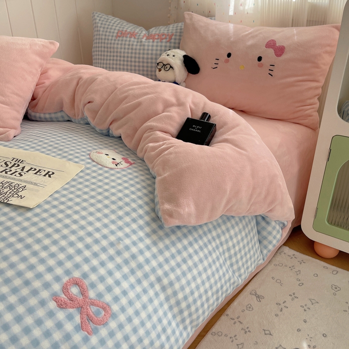 91家纺网 家纺一手货源 找家纺 顾里家纺 2025新款格子猫咪毛巾绣牛奶绒套件 蓝格猫咪