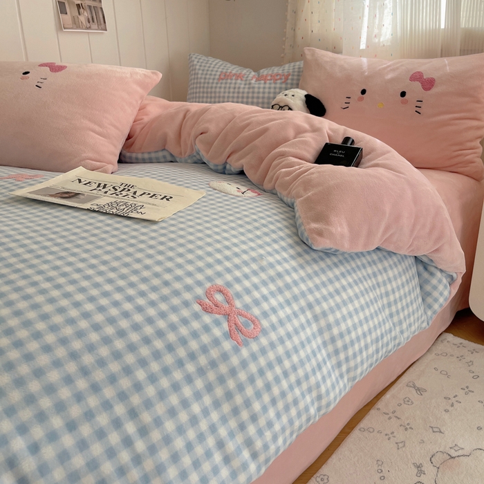 91家纺网 家纺一手货源 找家纺 顾里家纺 2025新款格子猫咪毛巾绣牛奶绒套件 蓝格猫咪