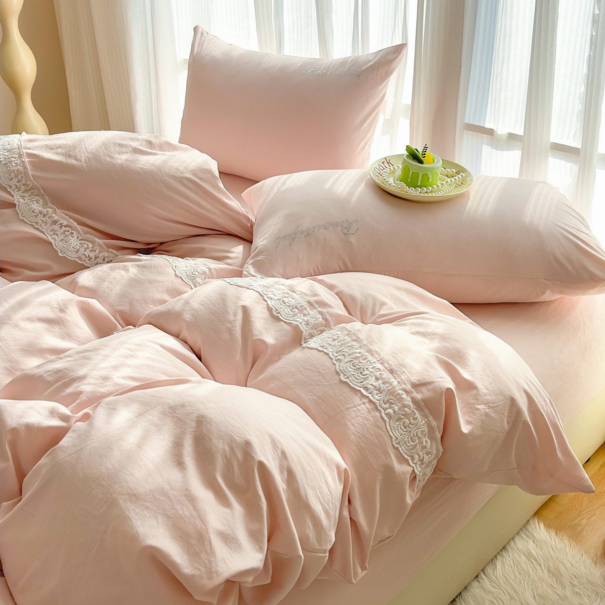 91家纺网 家纺一手货源 找家纺 灿哈 2025新款烫钻蕾丝花边水洗棉四件套 胭脂玉