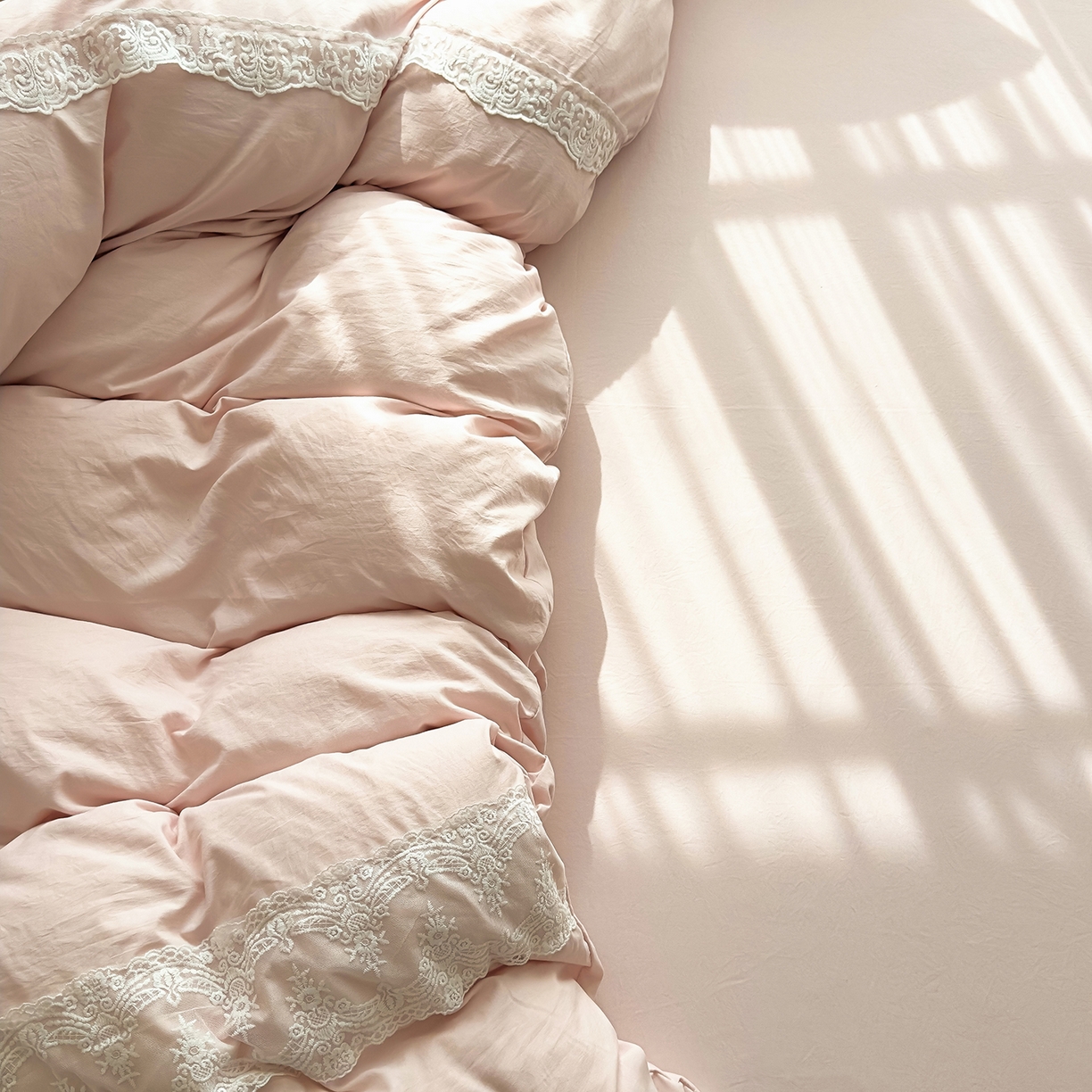 91家纺网 家纺一手货源 找家纺 灿哈 2025新款烫钻蕾丝花边水洗棉四件套 胭脂玉