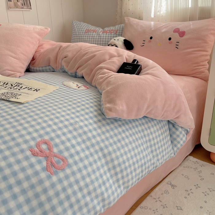 91家纺网 家纺一手货源 找家纺 顾里家纺 2025新款格子猫咪毛巾绣牛奶绒套件 蓝格猫咪