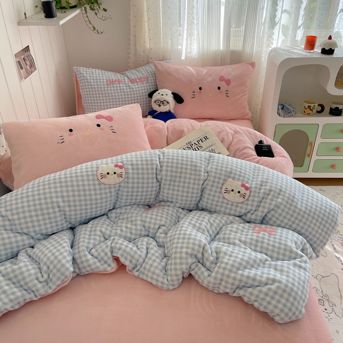 91家纺网 家纺一手货源 找家纺 顾里家纺 2025新款格子猫咪毛巾绣牛奶绒套件 蓝格猫咪