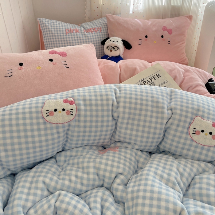 91家纺网 家纺一手货源 找家纺 顾里家纺 2025新款格子猫咪毛巾绣牛奶绒套件 蓝格猫咪