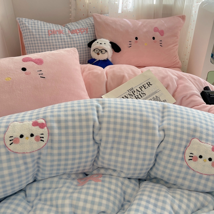 91家纺网 家纺一手货源 找家纺 顾里家纺 2025新款格子猫咪毛巾绣牛奶绒套件 蓝格猫咪