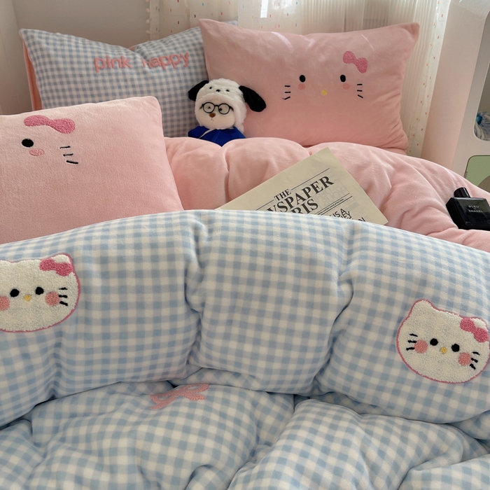 91家纺网 家纺一手货源 找家纺 顾里家纺 2025新款格子猫咪毛巾绣牛奶绒套件 蓝格猫咪