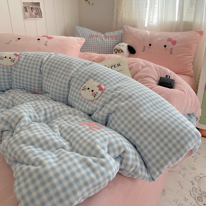 91家纺网 家纺一手货源 找家纺 顾里家纺 2025新款格子猫咪毛巾绣牛奶绒套件 蓝格猫咪