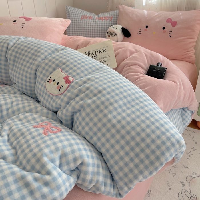 91家纺网 家纺一手货源 找家纺 顾里家纺 2025新款格子猫咪毛巾绣牛奶绒套件 蓝格猫咪