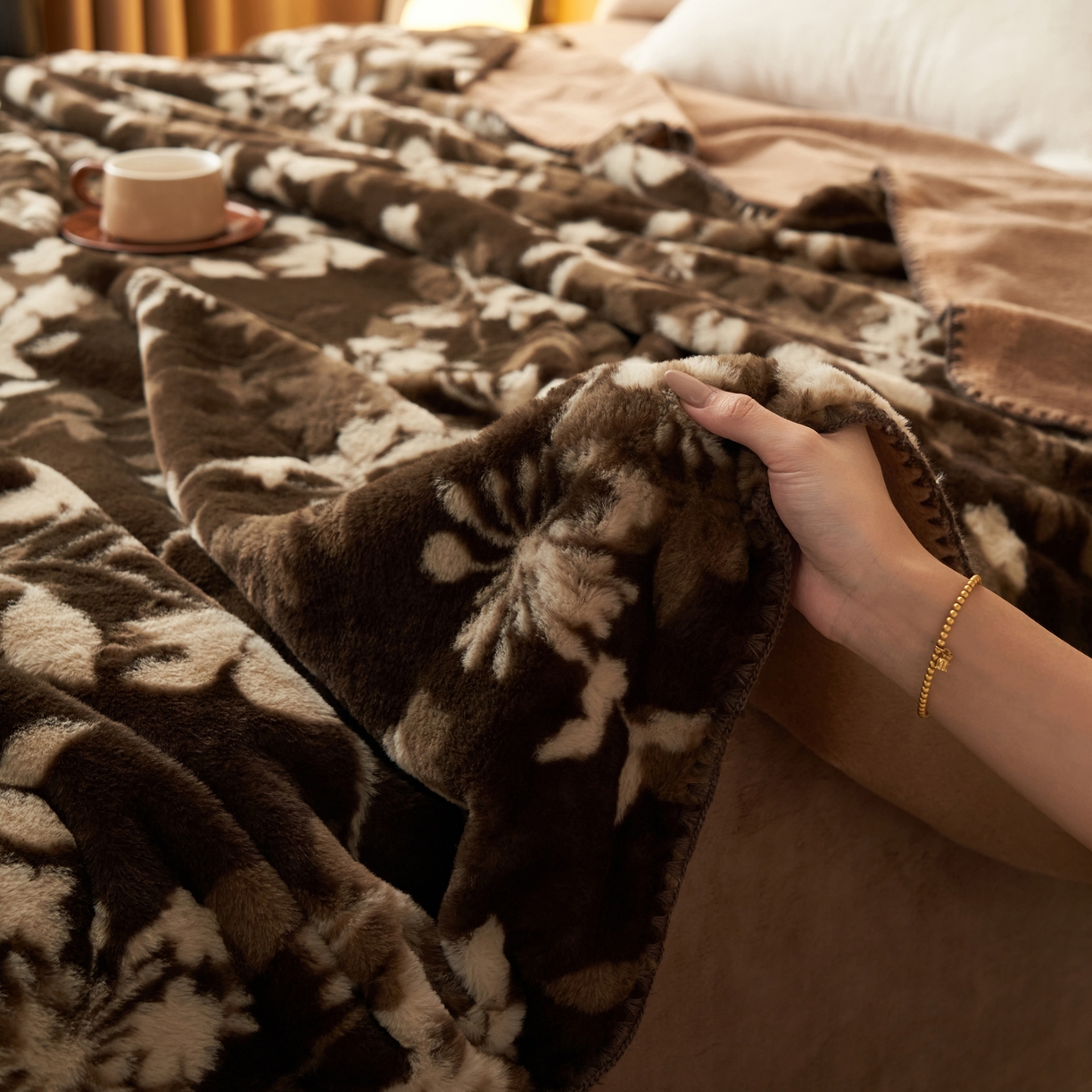 91家纺网 家纺一手货源 找家纺 晨曦家纺 2025新款兔毛绒海獭绒双层毛毯三角针复合毛毯 幽梦咖