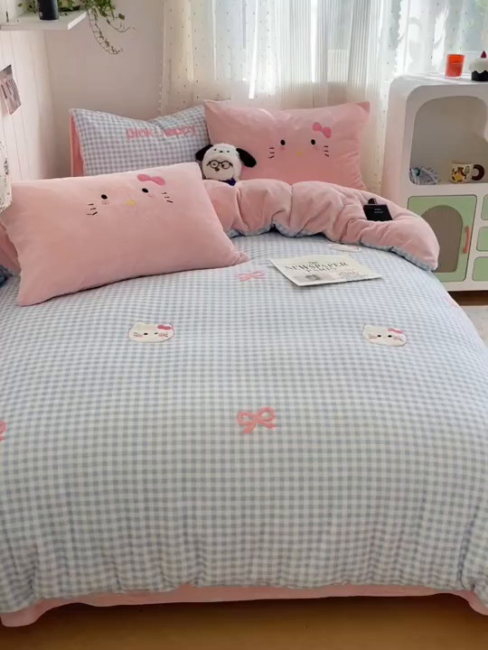 91家纺网 家纺一手货源 找家纺 顾里家纺 2025新款格子猫咪毛巾绣牛奶绒套件 蓝格猫咪