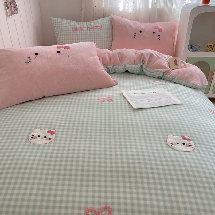 91家纺网 家纺一手货源 找家纺 顾里家纺 2025新款格子猫咪毛巾绣牛奶绒套件 绿格猫咪