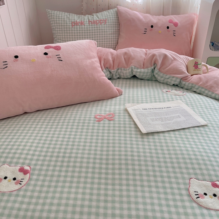 91家纺网 家纺一手货源 找家纺 顾里家纺 2025新款格子猫咪毛巾绣牛奶绒套件 绿格猫咪