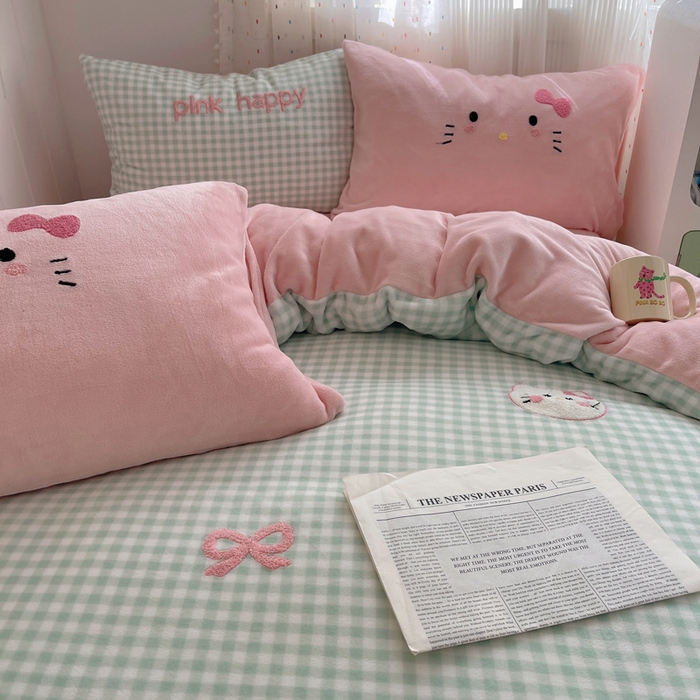 91家纺网 家纺一手货源 找家纺 顾里家纺 2025新款格子猫咪毛巾绣牛奶绒套件 绿格猫咪