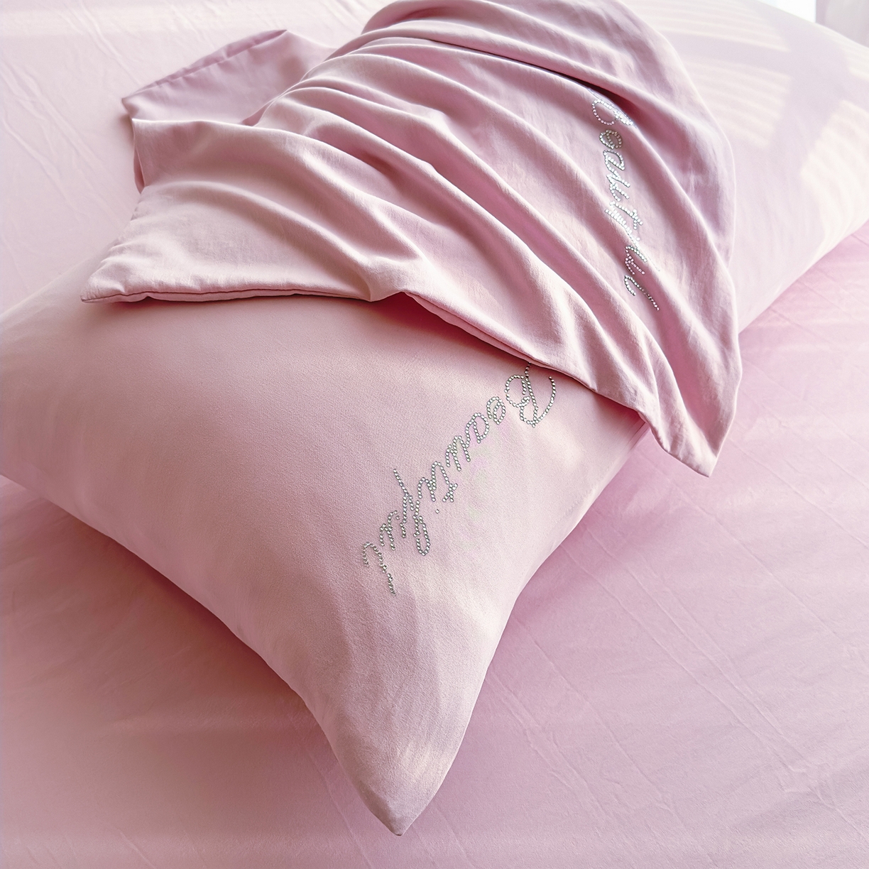 91家纺网 家纺一手货源 找家纺 灿哈 2025新款烫钻蕾丝花边水洗棉四件套 樱花粉