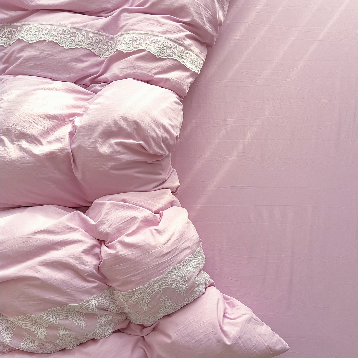 91家纺网 家纺一手货源 找家纺 灿哈 2025新款烫钻蕾丝花边水洗棉四件套 樱花粉