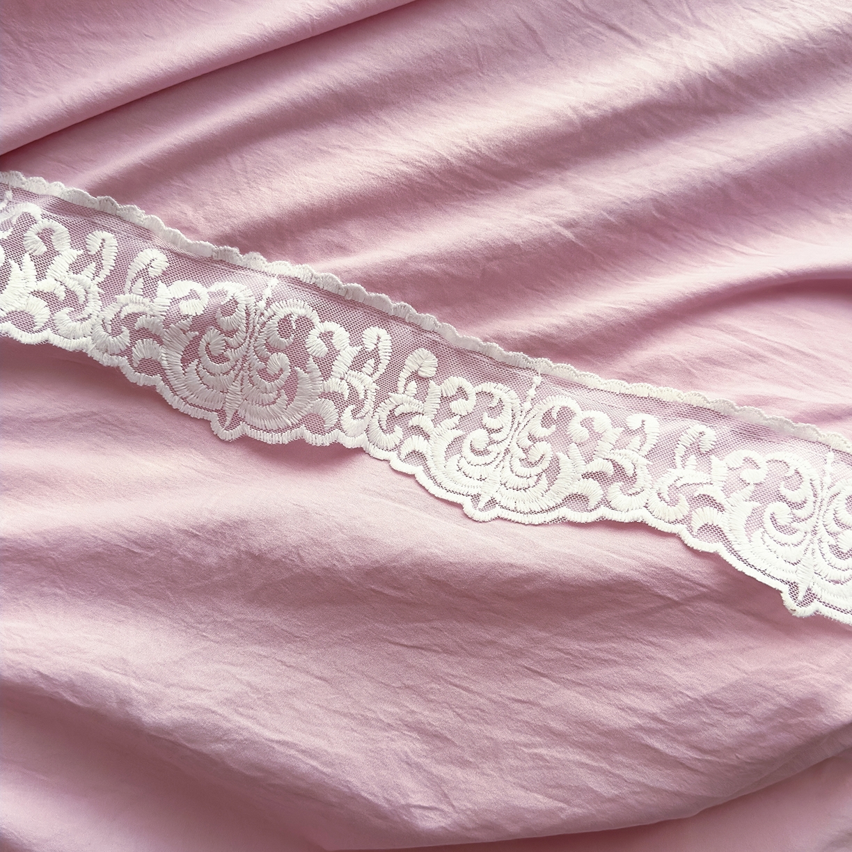91家纺网 家纺一手货源 找家纺 灿哈 2025新款烫钻蕾丝花边水洗棉四件套 樱花粉