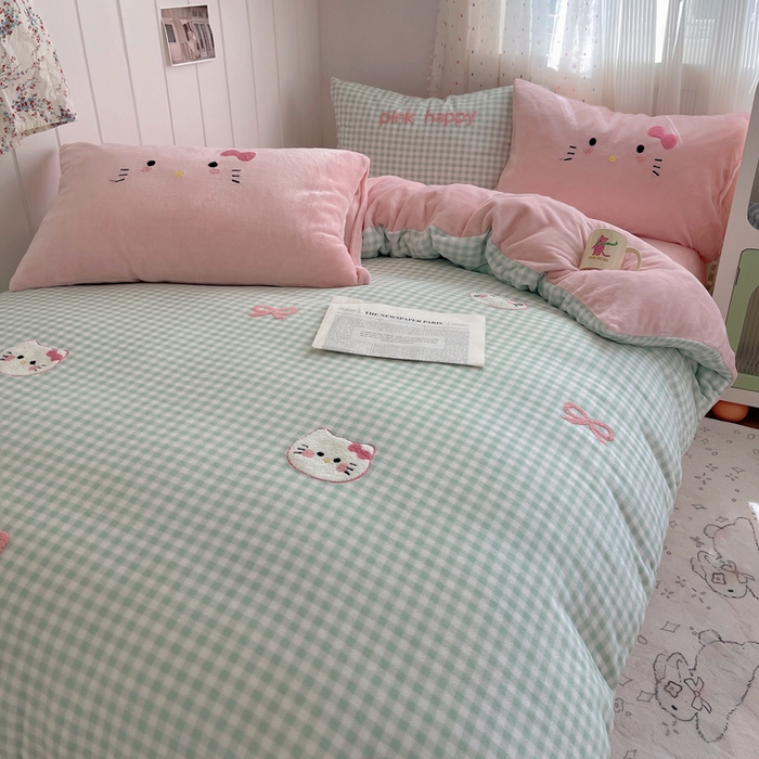 91家纺网 家纺一手货源 找家纺 顾里家纺 2025新款格子猫咪毛巾绣牛奶绒套件 绿格猫咪