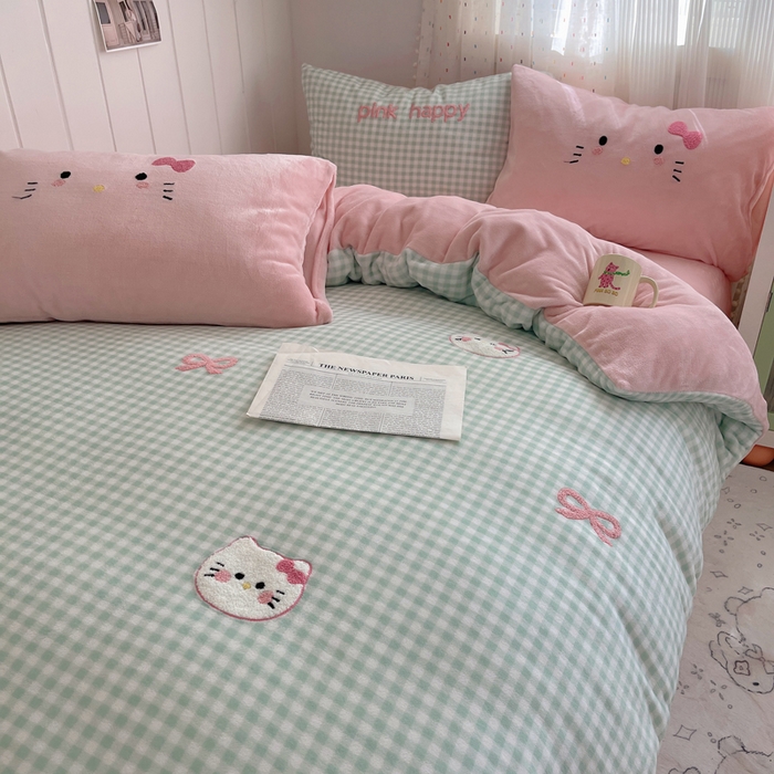 91家纺网 家纺一手货源 找家纺 顾里家纺 2025新款格子猫咪毛巾绣牛奶绒套件 绿格猫咪