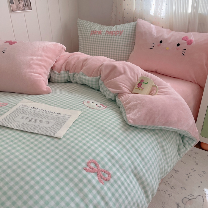 91家纺网 家纺一手货源 找家纺 顾里家纺 2025新款格子猫咪毛巾绣牛奶绒套件 绿格猫咪