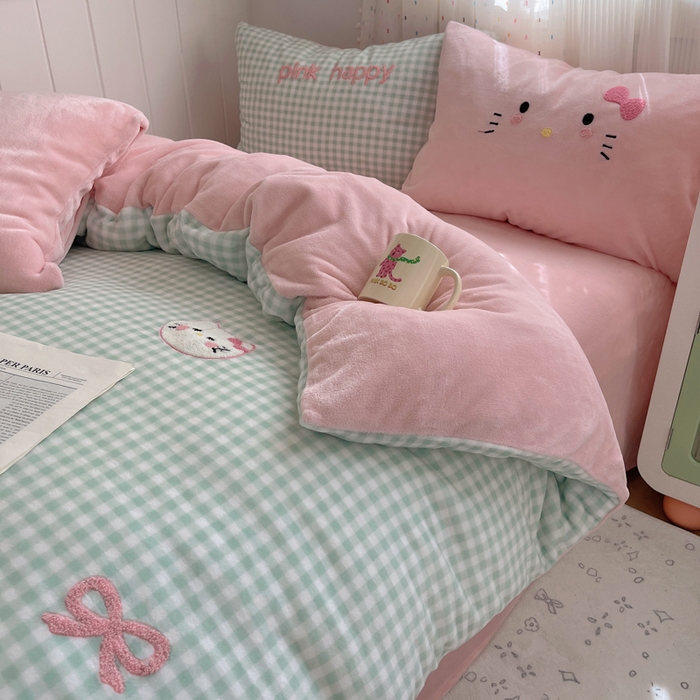 91家纺网 家纺一手货源 找家纺 顾里家纺 2025新款格子猫咪毛巾绣牛奶绒套件 绿格猫咪