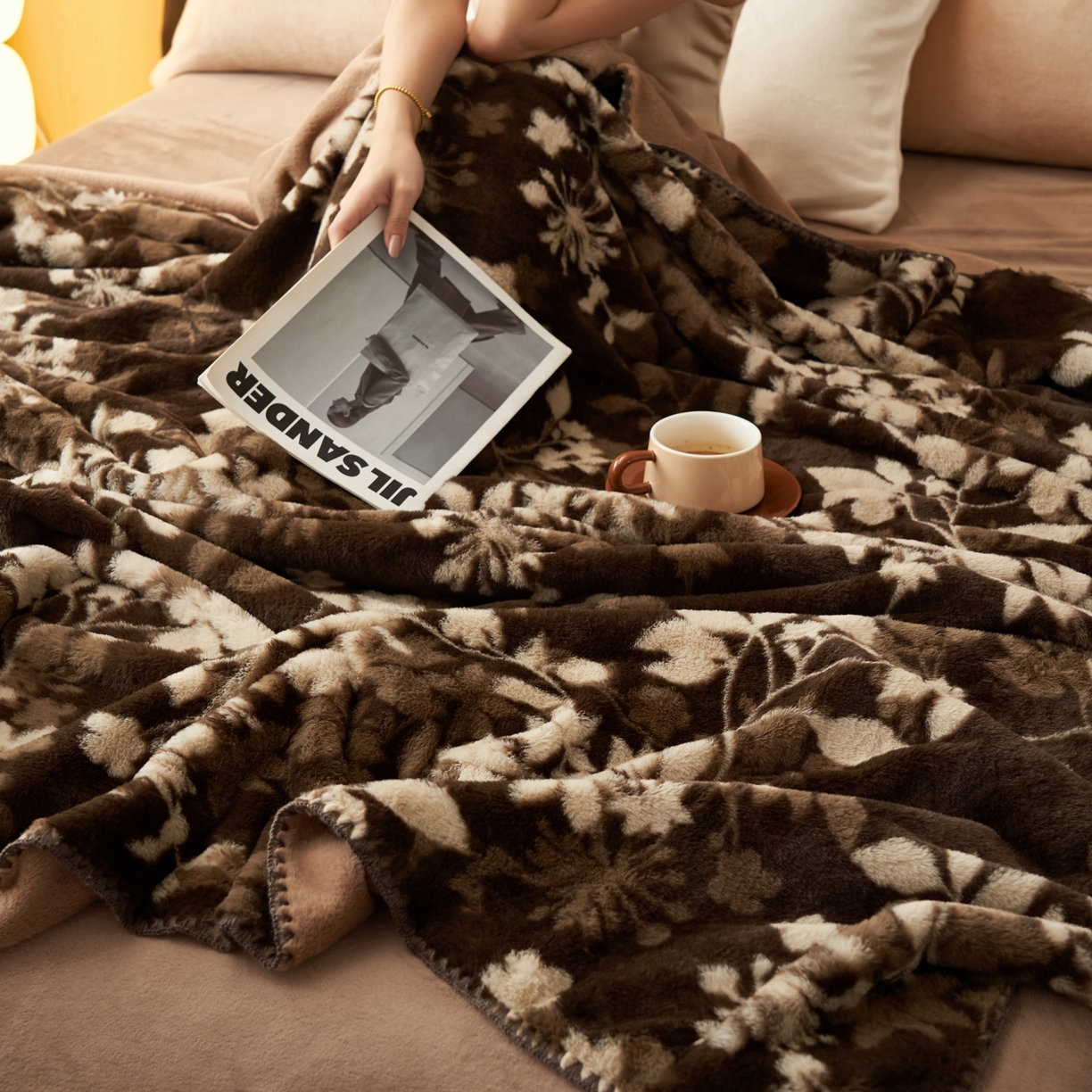 91家纺网 家纺一手货源 找家纺 晨曦家纺 2025新款兔毛绒海獭绒双层毛毯三角针复合毛毯 幽梦咖