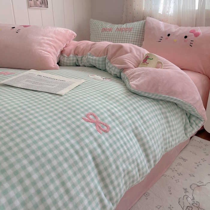 91家纺网 家纺一手货源 找家纺 顾里家纺 2025新款格子猫咪毛巾绣牛奶绒套件 绿格猫咪