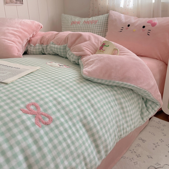 91家纺网 家纺一手货源 找家纺 顾里家纺 2025新款格子猫咪毛巾绣牛奶绒套件 绿格猫咪