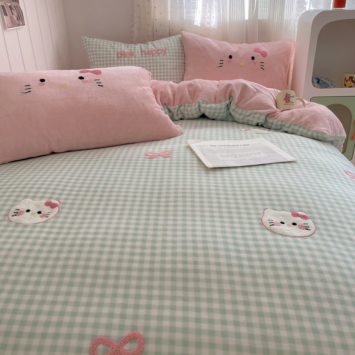 91家纺网 家纺一手货源 找家纺 顾里家纺 2025新款格子猫咪毛巾绣牛奶绒套件 绿格猫咪