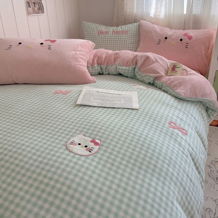 91家纺网 家纺一手货源 找家纺 顾里家纺 2025新款格子猫咪毛巾绣牛奶绒套件 绿格猫咪