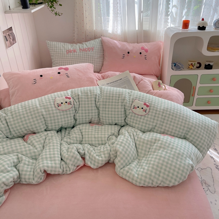 91家纺网 家纺一手货源 找家纺 顾里家纺 2025新款格子猫咪毛巾绣牛奶绒套件 绿格猫咪