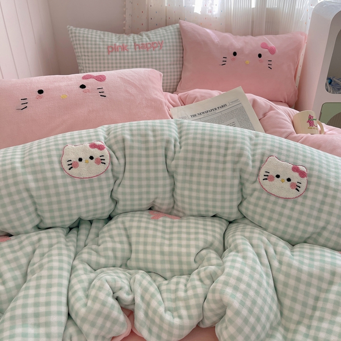 91家纺网 家纺一手货源 找家纺 顾里家纺 2025新款格子猫咪毛巾绣牛奶绒套件 绿格猫咪