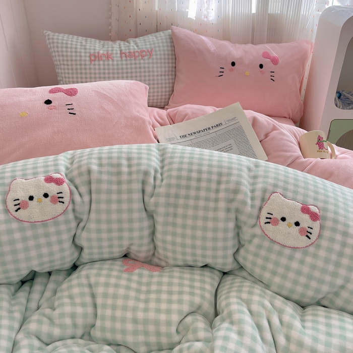 91家纺网 家纺一手货源 找家纺 顾里家纺 2025新款格子猫咪毛巾绣牛奶绒套件 绿格猫咪