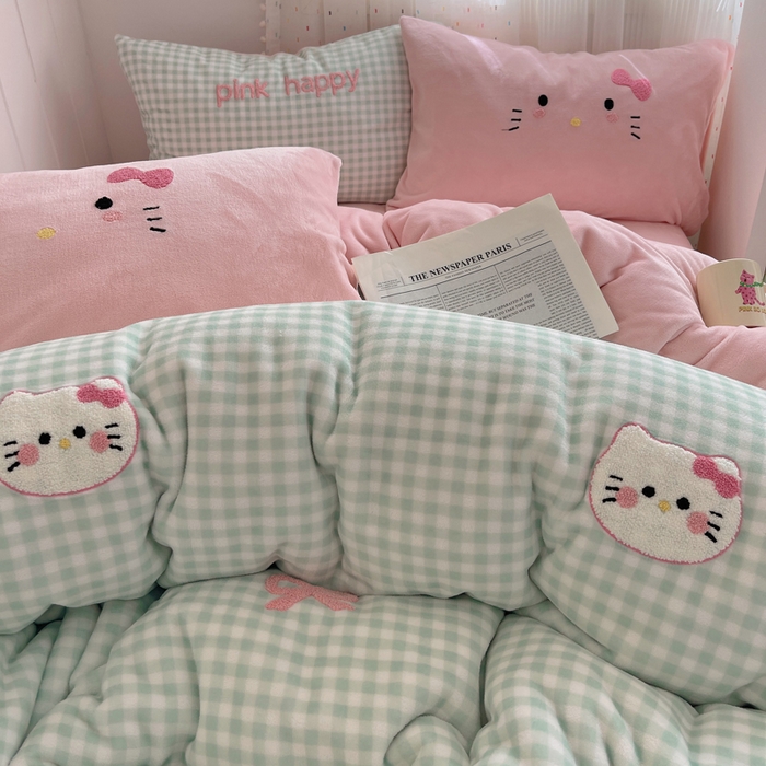 91家纺网 家纺一手货源 找家纺 顾里家纺 2025新款格子猫咪毛巾绣牛奶绒套件 绿格猫咪