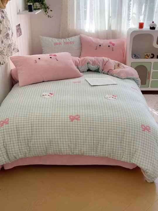 91家纺网 家纺一手货源 找家纺 顾里家纺 2025新款格子猫咪毛巾绣牛奶绒套件 绿格猫咪