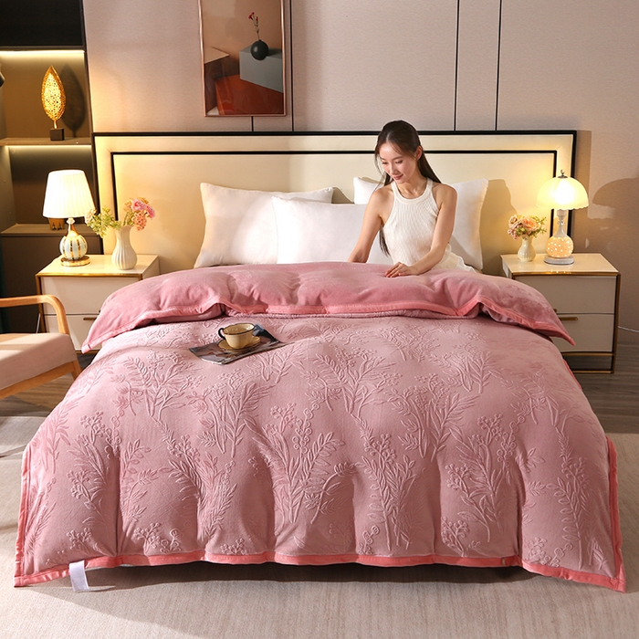 91家纺网 家纺一手货源 找家纺 小叮当家纺仓储工厂店 2025新款高克重8.5斤牛奶绒烂花绒雕花绒四件套 雕花-仙草-粉色