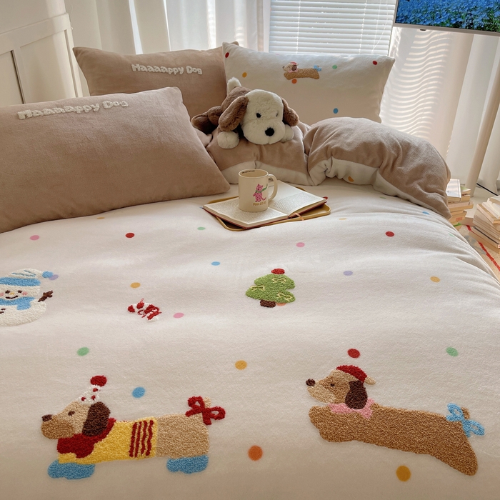 91家纺网 家纺一手货源 找家纺 （总）顾里家纺 2025新款韩系圣诞腊肠狗毛巾绣牛奶绒套件