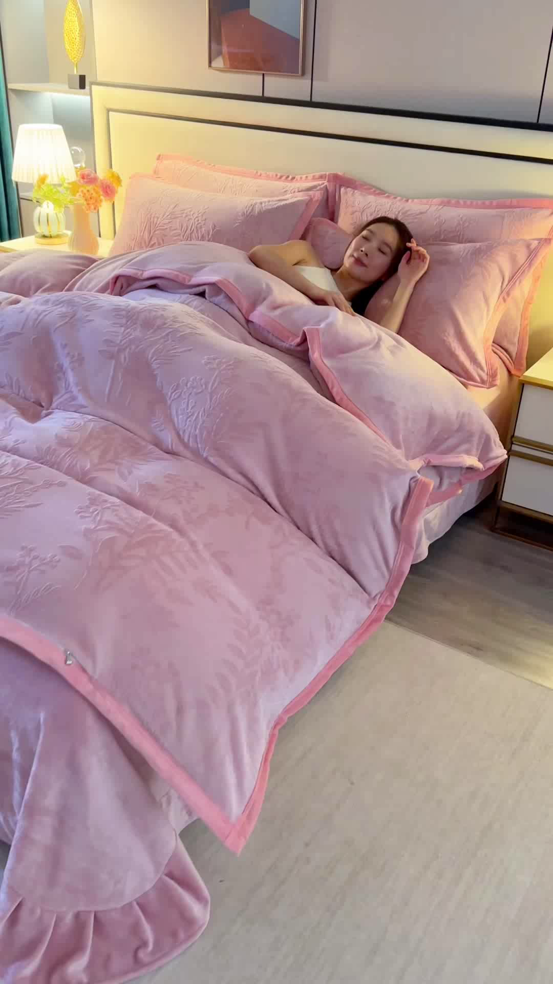 91家纺网 家纺一手货源 找家纺 小叮当家纺仓储工厂店 2025新款高克重8.5斤牛奶绒烂花绒雕花绒四件套 雕花-仙草-粉色