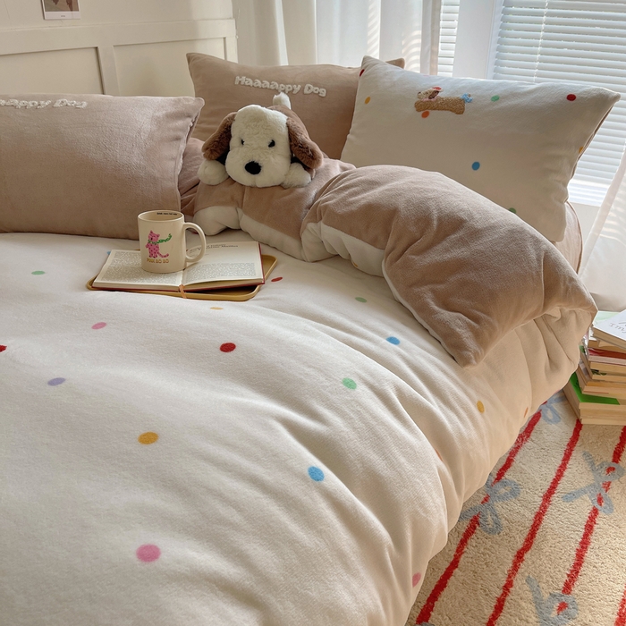 91家纺网 家纺一手货源 找家纺 （总）顾里家纺 2025新款韩系圣诞腊肠狗毛巾绣牛奶绒套件