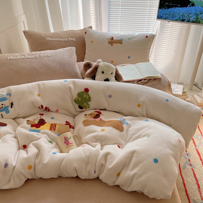 91家纺网 家纺一手货源 找家纺 （总）顾里家纺 2025新款韩系圣诞腊肠狗毛巾绣牛奶绒套件