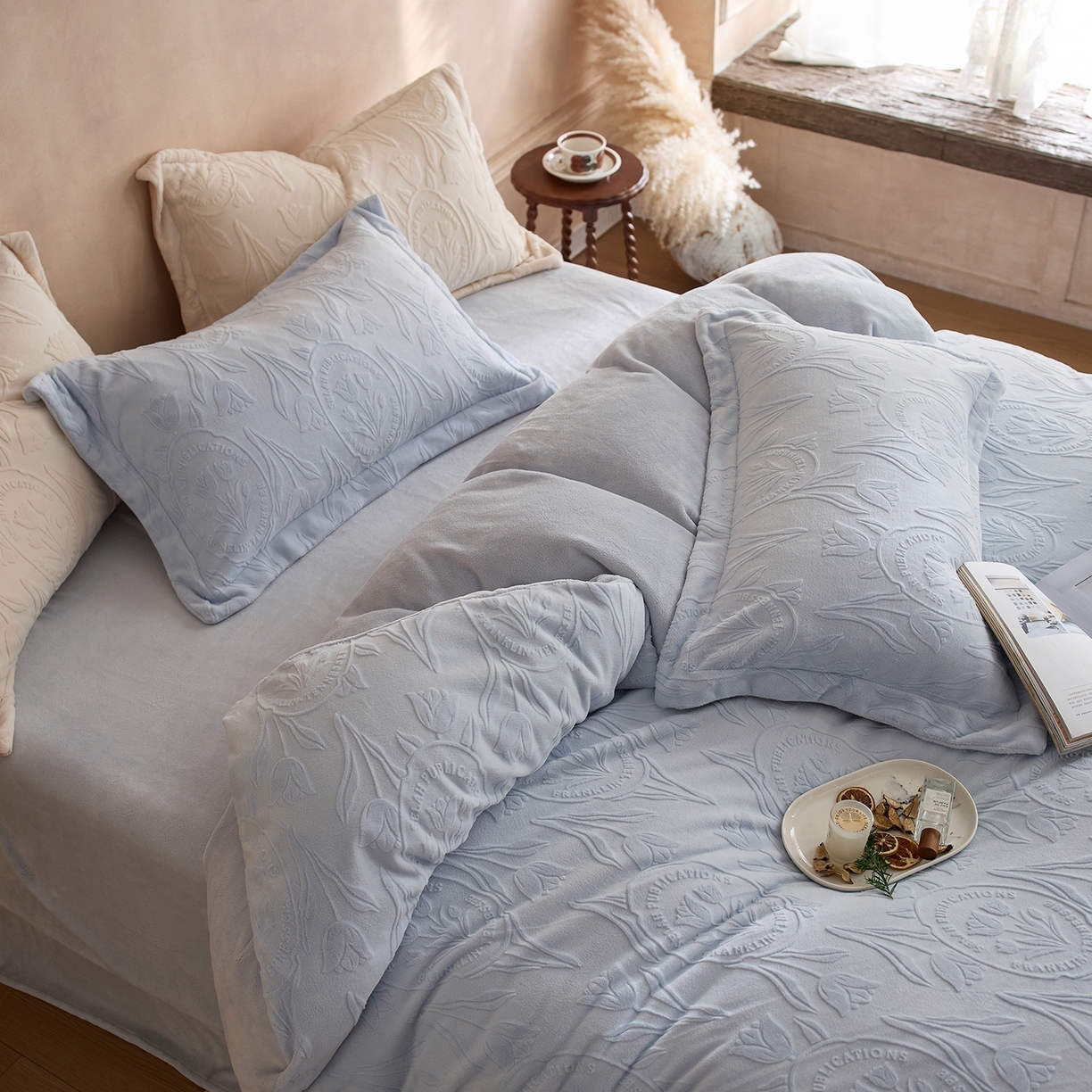 91家纺网 家纺一手货源 找家纺 （总）亿梵家居 2025秋冬新款A类全消光牛奶绒立体5D雕花绒四件套-风格一 （提供买家秀）