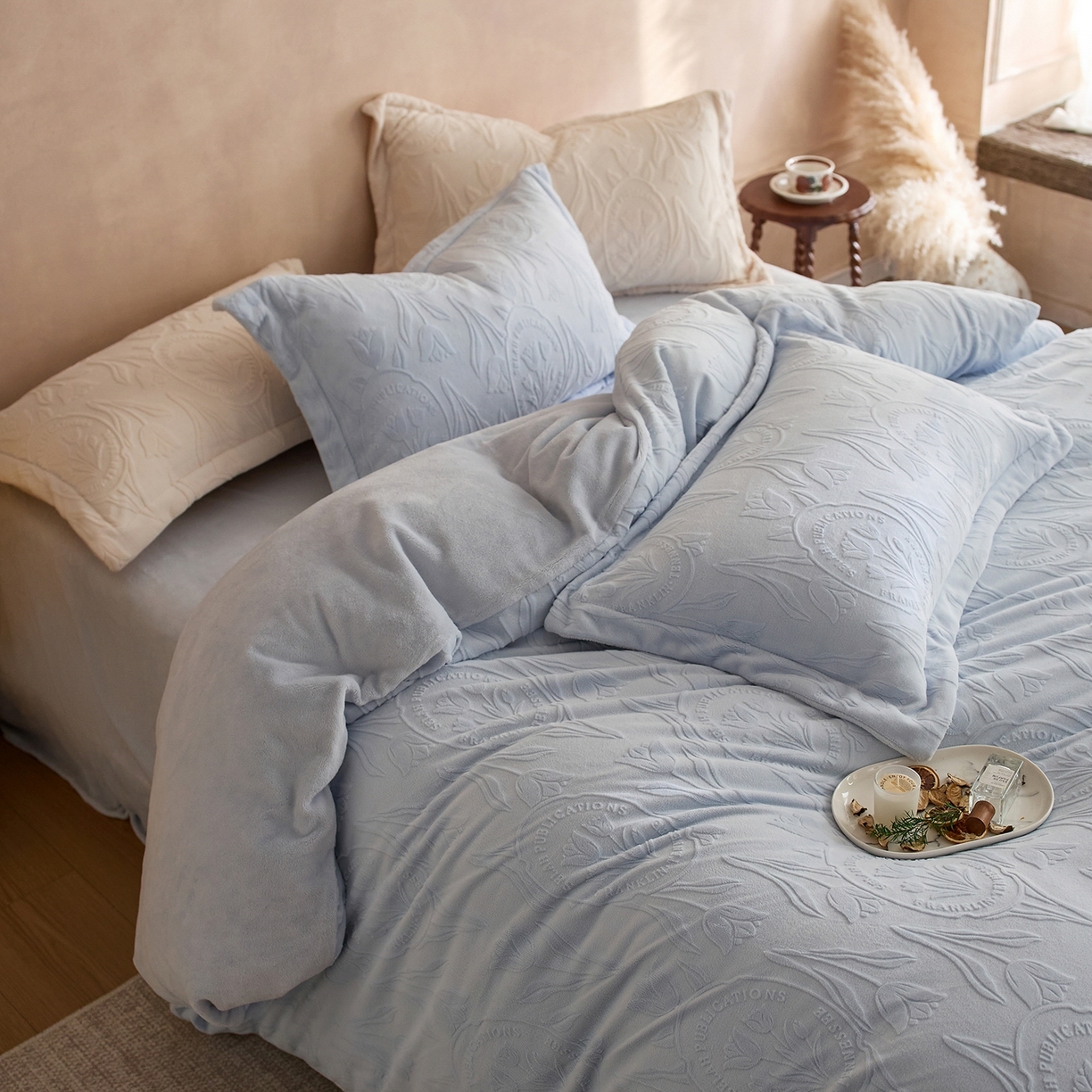 91家纺网 家纺一手货源 找家纺 （总）亿梵家居 2025秋冬新款A类全消光牛奶绒立体5D雕花绒四件套-风格一 （提供买家秀）