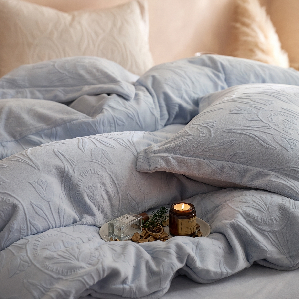 91家纺网 家纺一手货源 找家纺 （总）亿梵家居 2025秋冬新款A类全消光牛奶绒立体5D雕花绒四件套-风格一 （提供买家秀）