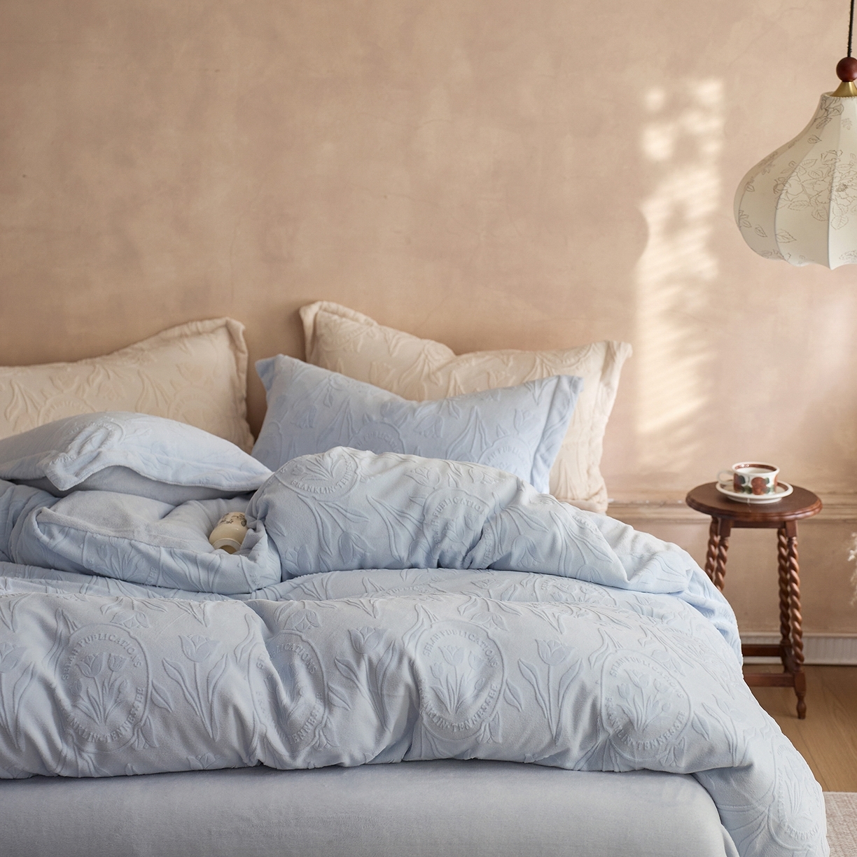 91家纺网 家纺一手货源 找家纺 （总）亿梵家居 2025秋冬新款A类全消光牛奶绒立体5D雕花绒四件套-风格一 （提供买家秀）