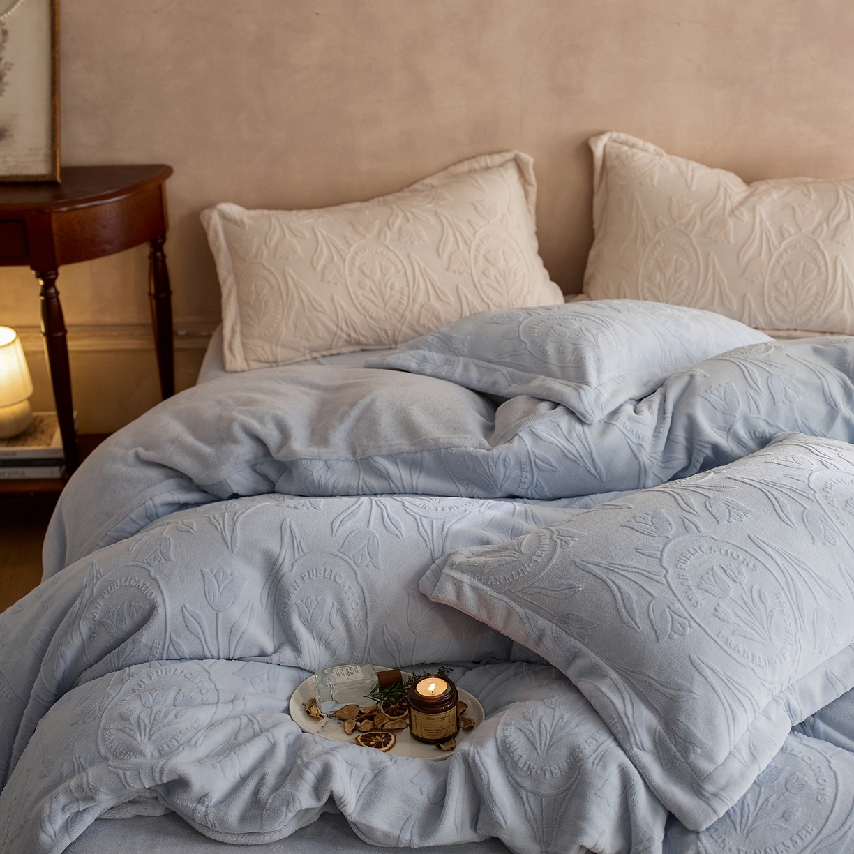 91家纺网 家纺一手货源 找家纺 （总）亿梵家居 2025秋冬新款A类全消光牛奶绒立体5D雕花绒四件套-风格一 （提供买家秀）