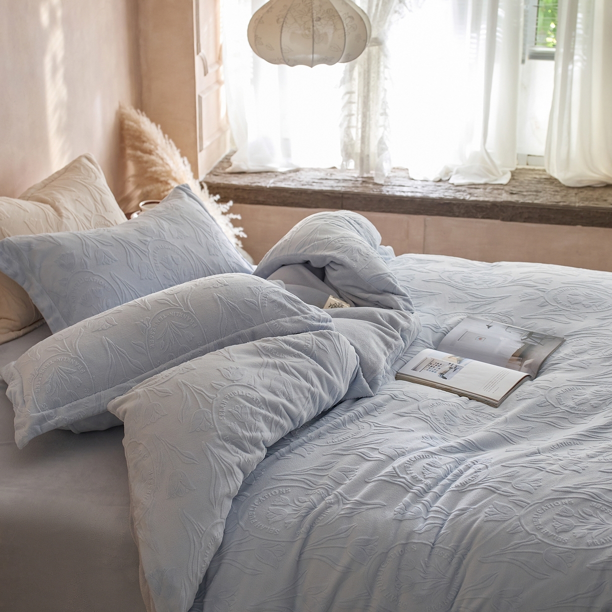 91家纺网 家纺一手货源 找家纺 （总）亿梵家居 2025秋冬新款A类全消光牛奶绒立体5D雕花绒四件套-风格一 （提供买家秀）