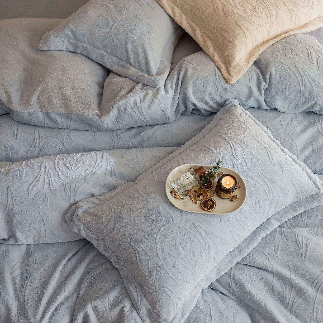 91家纺网 家纺一手货源 找家纺 （总）亿梵家居 2025秋冬新款A类全消光牛奶绒立体5D雕花绒四件套-风格一 （提供买家秀）